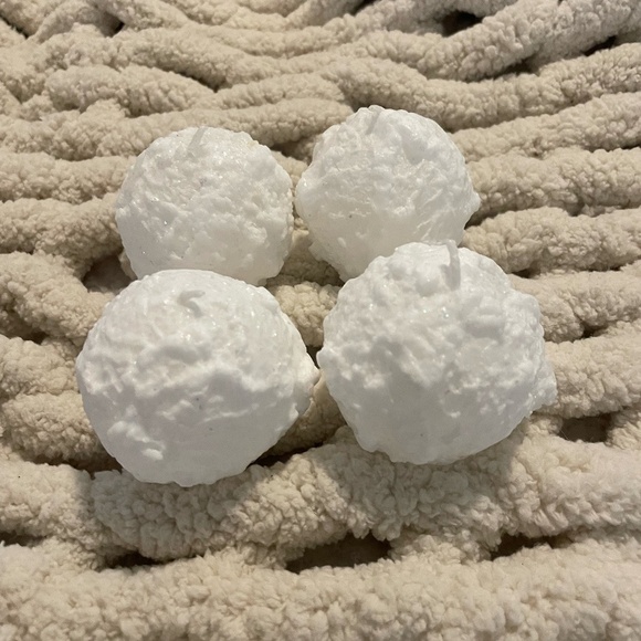 LOT OF 4 SMALL WINTER SNOWBALL SHAPED CANDLES NEW - Picture 2 of 9